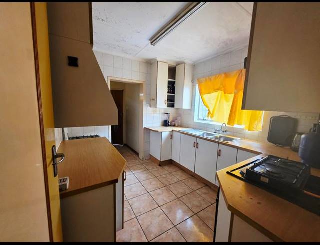 10 BEDROOM HOUSE FOR SALE IN KLOPPERPARK